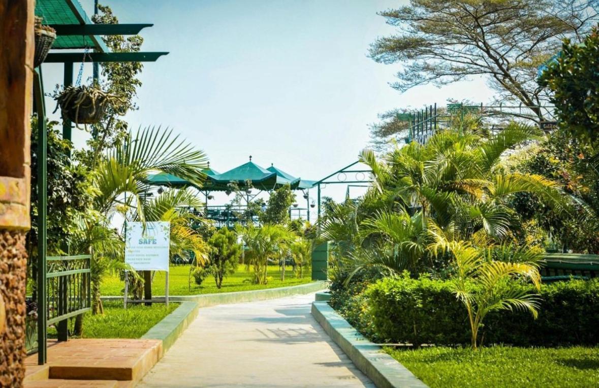 Country Lake Resort Garuga เอนเทบเบ้ ภายนอก รูปภาพ