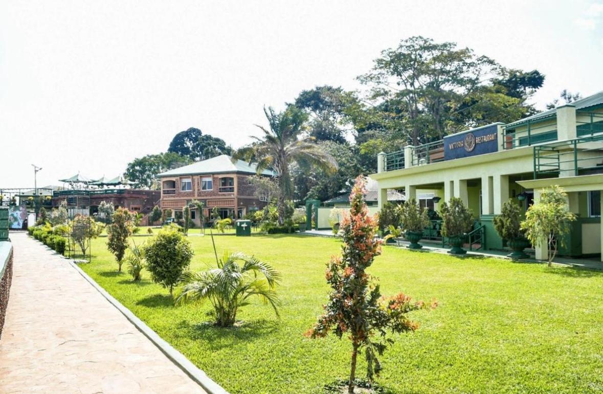 Country Lake Resort Garuga เอนเทบเบ้ ภายนอก รูปภาพ