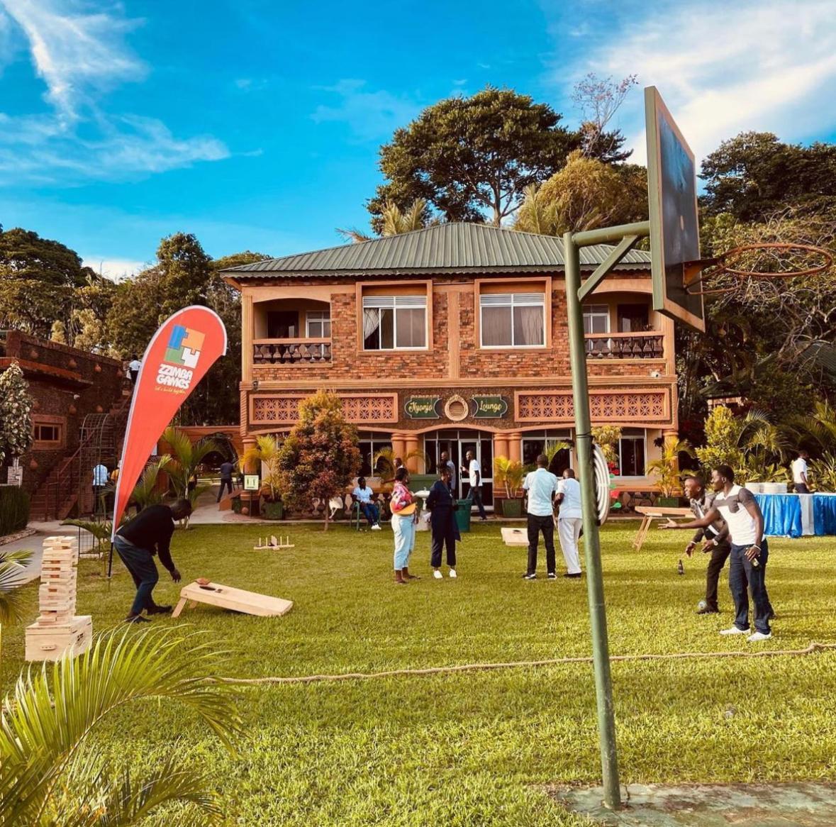 Country Lake Resort Garuga เอนเทบเบ้ ภายนอก รูปภาพ