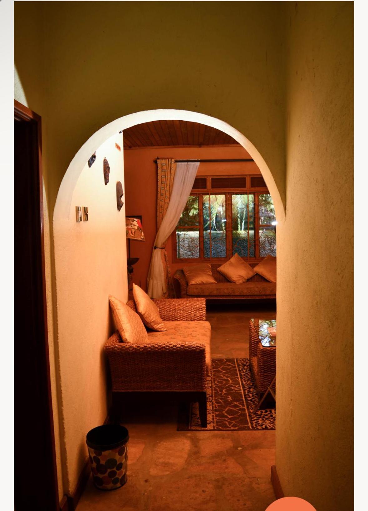 Country Lake Resort Garuga เอนเทบเบ้ ภายนอก รูปภาพ