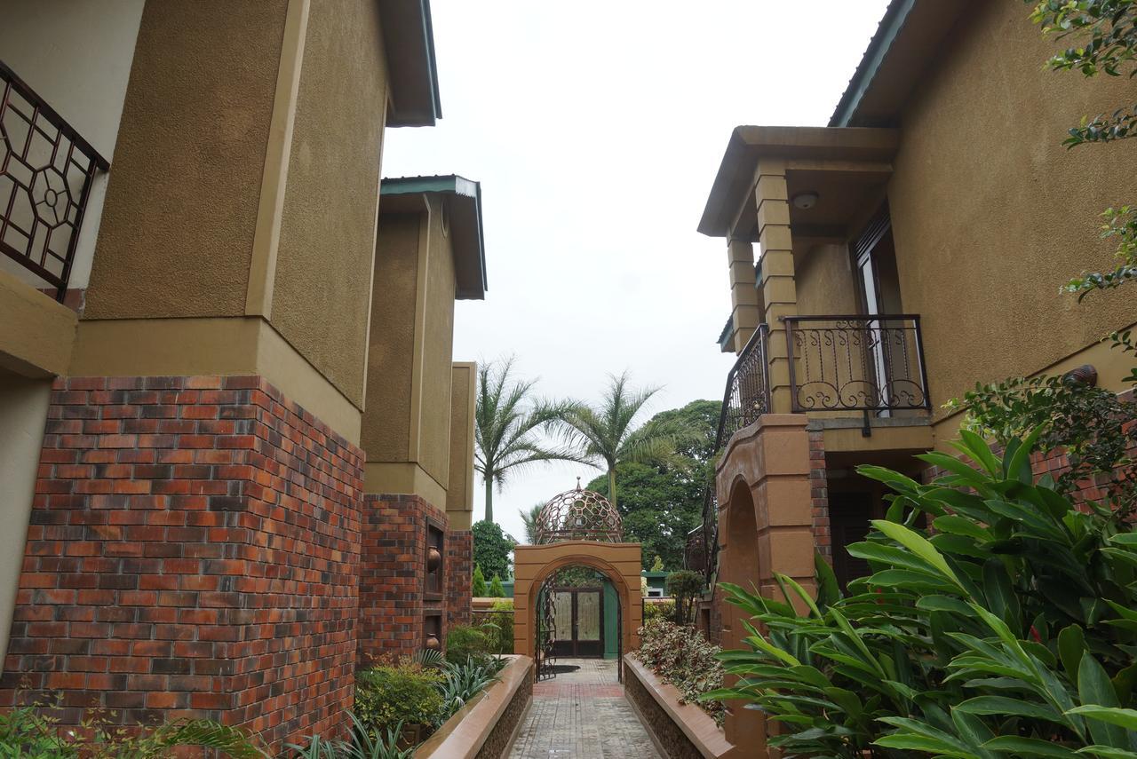 Country Lake Resort Garuga เอนเทบเบ้ ภายนอก รูปภาพ