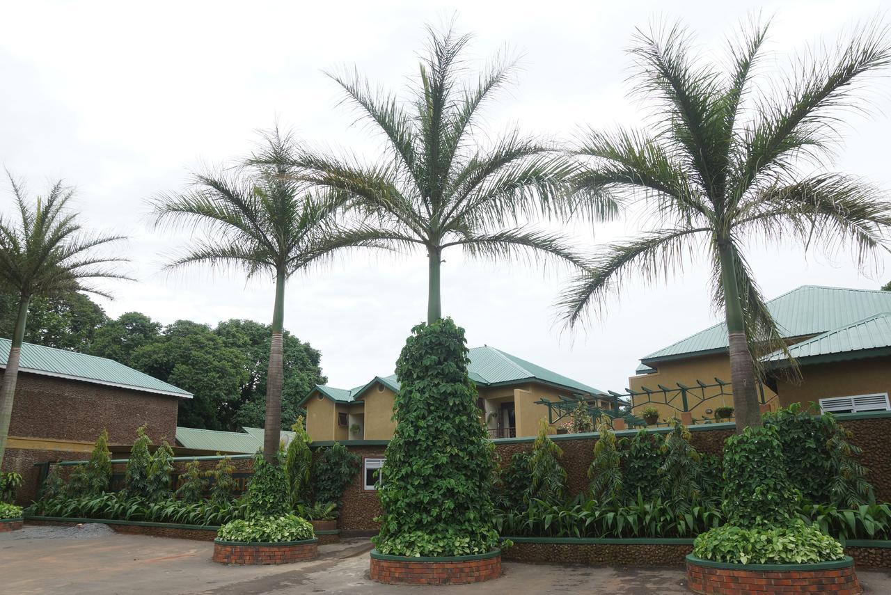 Country Lake Resort Garuga เอนเทบเบ้ ภายนอก รูปภาพ