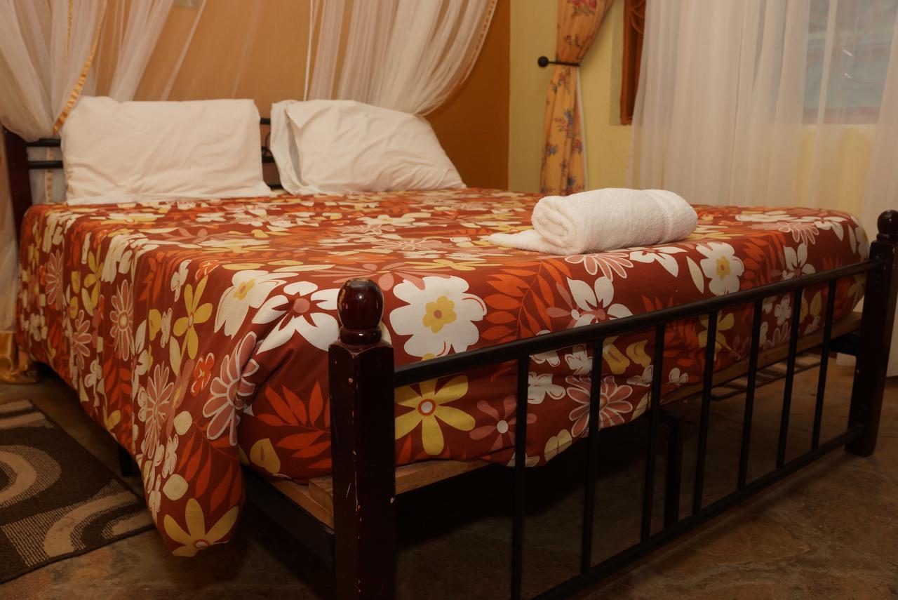 Country Lake Resort Garuga เอนเทบเบ้ ภายนอก รูปภาพ