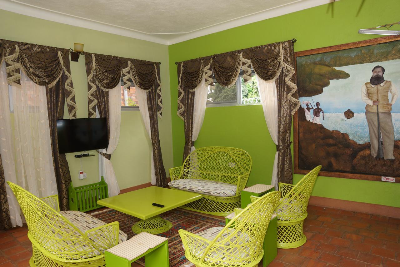 Country Lake Resort Garuga เอนเทบเบ้ ภายนอก รูปภาพ