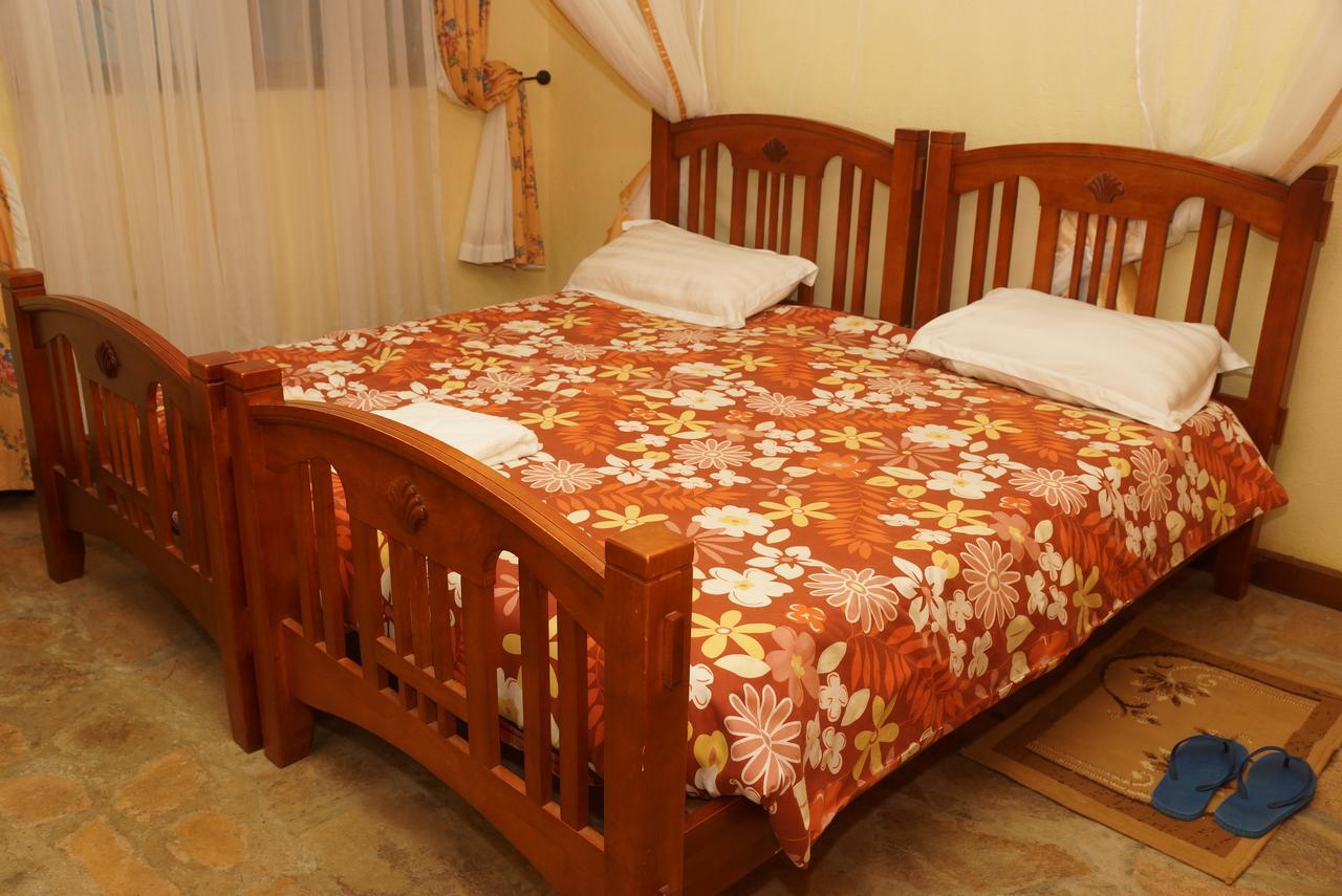 Country Lake Resort Garuga เอนเทบเบ้ ภายนอก รูปภาพ